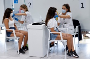 Παιδιά εμβολιάζονται κατά του κορωνοϊού