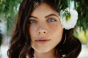 Κοπέλα με μπλε μάτια