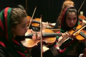 Τα κορίτσια της ορχήστρας Zohra στο Αφγανιστάν παίζουν βιολί