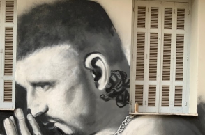 Η αφιερωματική τοιχογραφία του street artist Hambas που απεικονίζει τον Mad Clip, στο Μεταξουργείο Αθήνας