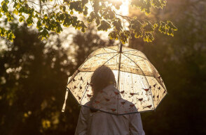 Κοπέλα με ομπρέλα (ΦΩΤΟ ΑΡΧΕΙΟΥ) - Βροχερός ο καιρός αύριο Τρίτη 7 Σεπτεμβρίου 2021