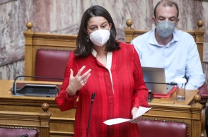 Η υπουργός Παιδείας, Νίκη Κεραμέως, στα έδρανα της Βουλής