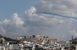 Γαλλικά μαχητικά Rafale και το σμήνος «Patrouille de France» πάνω από την Αθήνα
