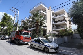 Η πολυκατοικία στη Ραφήνα, όπου 44χρονος βρέθηκε κρεμασμένος από το  μπαλκόνι του