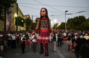 Στιγμιότυπο από την περιφορά της Κούκλας Αμάλ στην Αθήνα