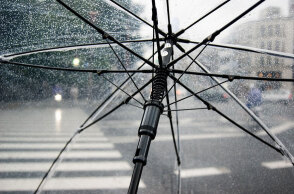 Ομπρέλα στη βροχή (ΦΩΤΟ ΑΡΧΕΙΟΥ) - Βροχές και καταιγίδες έχει ο καιρός αύριο Τετάρτη 8 Σεπτεμβρίου, σύμφωνα με την πρόγνωση του meteo