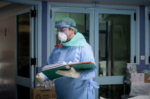 Γιατρός σε ΜΕΘ Covid-19 (ΦΩΤΟ ΑΡΧΕΙΟΥ) - Στη δημοσιότητα οι νέες μετρήσεις για τον κορωνοϊό στα λύματα