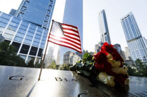 Λουλούδια στο μνημείο της 11ης Σεπτεμβρίου