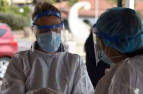 Υγειονομικοί από κινητό κλιμάκιο του ΕΟΔΥ διενεργούν δωρεάν rapid test για κορωνοϊό (ΦΩΤΟ ΑΡΧΕΙΟΥ) - Σε 156 σημεία την Τετάρτη 8 Σεπτεμβρίου 2021