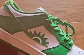 Τα παπούτσια ΠΑΣΟΚ