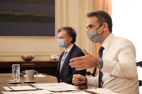 Κυριάκος Μητσοτάκης και Σωτήρης Τσιόδρας σε σύσκεψη στο Μέγαρο Μαξίμου για τον κορωνοϊό στην Ελλάδα