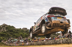 Ένα αυτοκίνητο κατά τη διάρκεια ενός αγώνα.