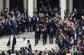 Μίκης Θεοδωράκης - Λαϊκό προσκύνημα: Η στιγμή που βγαίνει η σορός του μουσικοσυνθέτη από τη Μητρόπολη Αθηνών