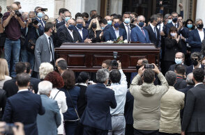 Το φέρετρο με τη σορό του Μίκη Θεοδωράκη στη Μητρόπολη Αθηνών μετά το λαϊκό προσκύνημα