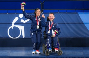 O Γρηγόρης Πολυχρονίδης, ποζάρει με το ασημένιο μετάλλιο στην τελετή απονομής, κατά τη διάρκεια των Παραολυμπιακών Αγώνων στο Τόκιο 2020