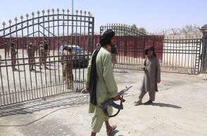 Mαχητές των Ταλιμπάν περιφρουρούν πύλη εισόδου στο Αφγανιστάν