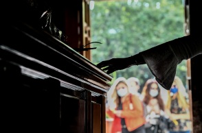 Μίκης Θεοδωράκης - Στιγμιότυπο από το λαϊκό προσκύνημα