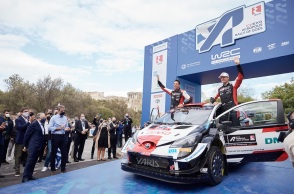 Ο Κυριάκος Μητσοτάκης στο «Ράλλυ Ακρόπολις 2021», στην ειδική διαδρομή στο Σύνταγμα