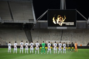 Τιμή στη μνήμη του Μίκη Θεοδωράκη στο ΟΑΚΑ στον αγώνα της Εθνικής με τη Σουηδία