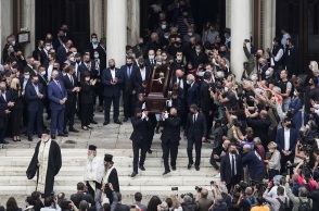 Στιγμιότυπο από τον εξωτερικό χώρο στην Μητρόπολη Αθηνών κατά την τελετή αποχαιρετισμού στον Μίκη Θεοδωράκη την Τετάρτη 8 Σεπτεμβρίου 2021