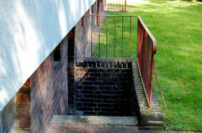 Σκάλες που οδηγούν σε υπόγειο σπιτιού (ΦΩΤΟ ΑΡΧΕΙΟΥ) - Ένας γιος στην Αυστρία έκρυψε ότι η μητέρα του είναι νεκρή, προκειμένου να παίρνει τη σύνταξή της