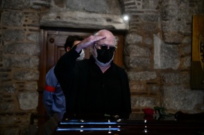 Ο Διονύσης Σαββόπουλος χαιρετά στρατιωτικά τον Μίκη Θεοδωράκη