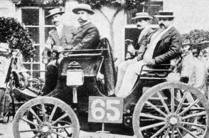 Ένα Peugeot 3HP που συμμετείχε στον πρώτο καταγεγραμμένο αγώνα ράλι Paris-Rouen το 1894 στη Γαλλία.