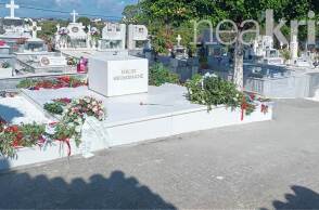 Μίκης Θεοδωράκης: Λίγα λουλούδια από θαυμαστές στον τάφο του σπουδαίου μουσικοσυνθέτη