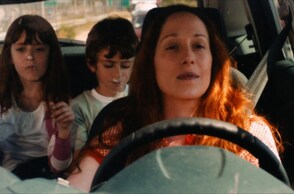 Γυναίκα που οδηγεί αυτοκίνητο