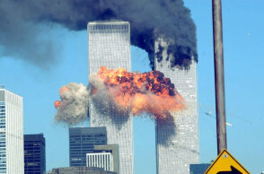 11η Σεπτεμβρίου - Τρομοκρατικές επιθέσεις: Η στιγμή που το δεύτερο αεροπλάνο πέφτει πάνω στους Δίδυμους Πύργους το 2001