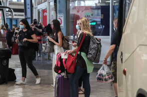 Επιβάτες με μάσκα για τον κορωνοϊό σε σταθμό ΚΤΕΛ (ΦΩΤΟ ΑΡΧΕΙΟΥ) - Νέα μέτρα σε ισχύ από τη Δευτέρα 13 Σεπτεμβρίου 2021 για πολίτες που παραμένουν ανεμβολίαστοι