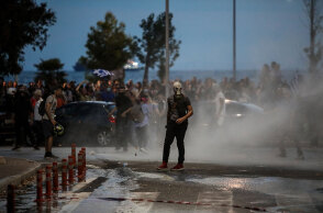 Ένταση και χημικά σε πορεία που πραγματοποίησαν αντιεμβολιαστές στη Θεσσαλονίκη λίγη ώρα πριν ξεκινήσει η ομιλία Μητσοτάκη στην 85η ΔΕΘ