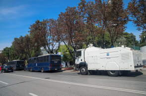 Θεσσαλονίκη: Κλούβες της Αστυνομίας και όχημα ρίψης νερού έξω από τη «ΔΕΘ 2021»