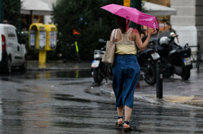 Κοπέλα με ομπρέλα (ΦΩΤΟ ΑΡΧΕΙΟΥ) - Επιδείνωση παρουσιάζει ο καιρός αύριο Κυριακή 12 Σεπτεμβρίου 2021, σύμφωνα με τη νέα πρόγνωση