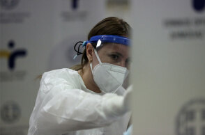 Υγειονομικός διενεργεί δωρεάν rapid test για κορωνοϊό (ΦΩΤΟ ΑΡΧΕΙΟΥ) - Τα κρούσματα σήμερα Σάββατο 11 Σεπτεμβρίου 2021 ανακοίνωσε ο ΕΟΔΥ