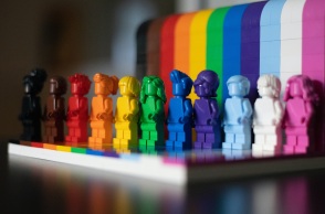 Lego φιγούρες αφιερωμένες στο Pride