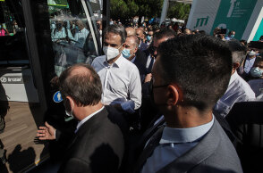 ΔΕΘ 2021: Ο πρωθυπουργός Κυριάκος Μητσοτάκης ετοιμάζει να επιβιβαστεί σε ηλεκτρικό λεωφορείο