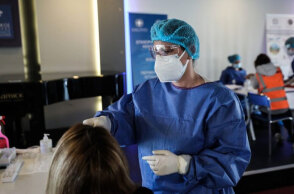 Υγειονομικός του ΕΟΔΥ διενεργεί δωρεάν rapid test για κορωνοϊό σε πολίτη - Σε 35 σημεία την Κυριακή 12 Σεπτεμβρίου τα κινητά κλιμάκια