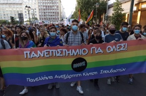 Στιγμιότυπο από το Athens Pride 2021 - Άτομα που παρελαύνουν κρατώντας πανό