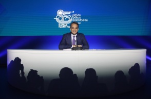 Συνέντευξη Τύπου, η οποία έρχεται σε συνέχεια των μέτρων που ανακοίνωσε το απόγευμα του Σαββάτου κατά την ομιλία του στο Βελλίδειο στην 85η ΔΕΘ, παραχωρεί αυτή την ώρα ο πρωθυπουργός