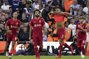 Η Λίβερπουλ πέρασε νικηφόρα από το Έλαντ Ρόουντ, κερδίζοντας 0-3 τη Λιντς του Μαρσέλο Μπιέλσα και συγκατοικεί με Τσέλσι και Μάντσεστερ Γιουνάιτεντ στην κορυφή της Premier League