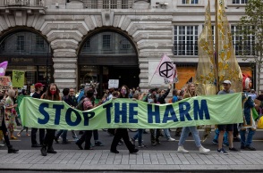 Ακτιβιστές υπέρ του περιβάλλοντος διαδηλώνουν