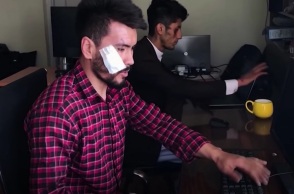 Οι δύο Αφγανοί δημοσιογράφοι που ξυλοκοπήθηκαν από τους Ταλιμπάν.