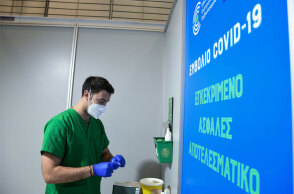 Υγειονομικός ετοιμάζει εμβόλιο για τον κορωνοϊό (ΦΩΤΟ ΑΡΧΕΙΟΥ)