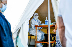 Υγειονομικός διενεργεί rapid test για Covid-19 (ΦΩΤΟ ΑΡΧΕΙΟΥ) - Τα κρούσματα σήμερα Δευτέρα 13 Σεπτεμβρίου 2021 και πού εντοπίζονται, ανακοίνωσε ο ΕΟΔΥ