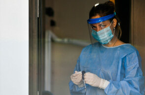 Υγειονομικός του ΕΟΔΥ ετοιμάζει δωρεάν rapid test για κορωνοϊό (ΦΩΤΟ ΑΡΧΕΙΟΥ) - Σε 151 σημεία τα κινητά κλιμάκια αύριο Τρίτη 14 Σεπτεμβρίου 2021