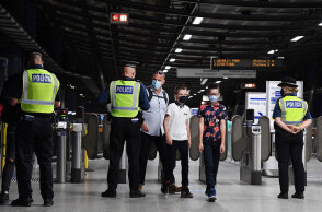 Αστυνομικοί στη Βρετανία σε έλεγχο των μέτρων για τη μετακίνηση με Μέσα Μαζικής Μεταφοράς (ΦΩΤΟ ΑΡΧΕΙΟΥ) - Ύστατη λύση το νέο lockdown στο Ηνωμένο Βασίλειο