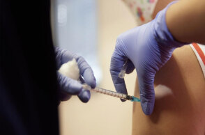 Χορήγηση εμβολίου για κορωνοϊό (ΦΩΤΟ ΑΡΧΕΙΟΥ) - Στο Περιστέρι ένας 25χρονος επιχείρησε να χρηματίσει νοσηλεύτρια για να κάνει εικονικό εμβολιασμό