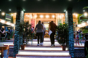 Πελάτες μπαίνουν σε κατάστημα εστίασης (ΦΩΤΟ ΑΡΧΕΙΟΥ)