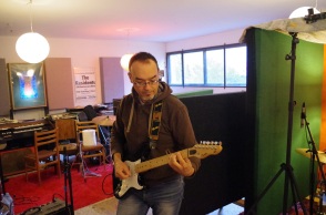 Ο Γιώργος Κυριαζής παίζει ηλεκτρική κιθάρα